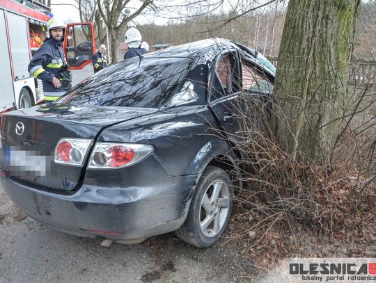 Mazda uderzyła w drzewo, po rannego przyleciało LPR