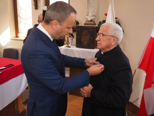 Medal Stulecia Odzyskanej Niepodległości dla ks. infułata Władysława Ozimka