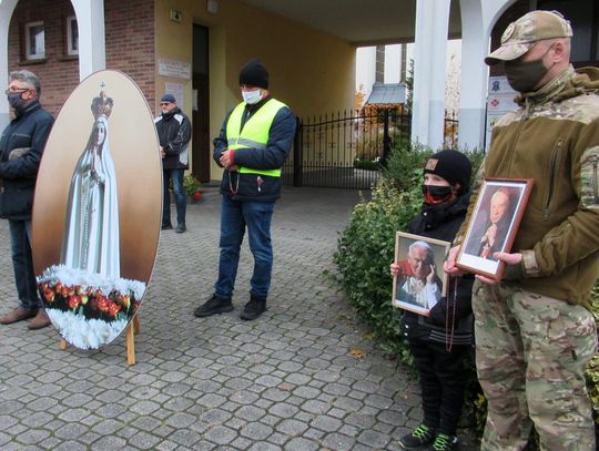 Męski Różaniec w Oleśnicy tym razem tylko w kościele i przy nim