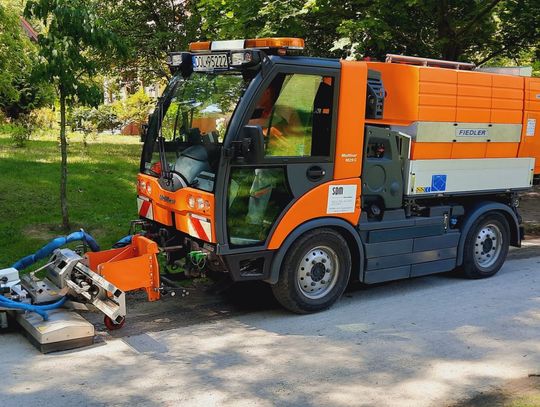 Miasto kupiło urządzenie do parowego usuwania chwastów z dróg, chodników, ścieżek rowerowych i alejek parkowych