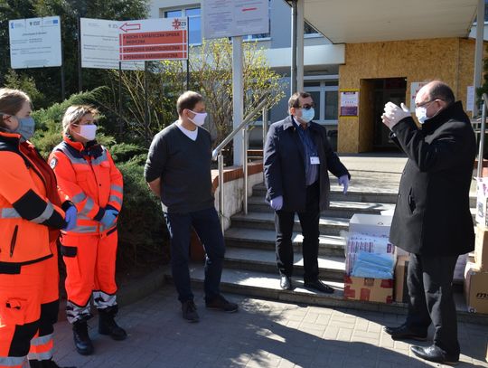 Miasto przekazało podarowane przyłbice, a także fartuchy i kombinezony
