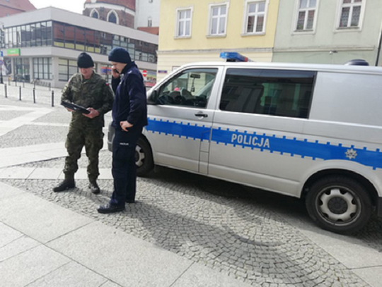 Miejsca kwarantanny kontrolują policjanci z żołnierzami 