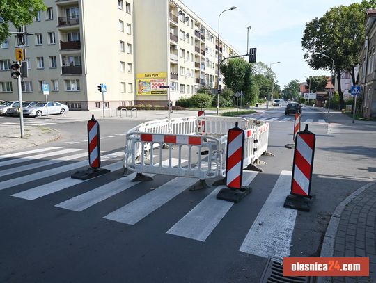 Zapadlisko na ul. 11 Listopada w Oleśnicy. Miejsce zabezpieczono, trwają przygotowania do naprawy