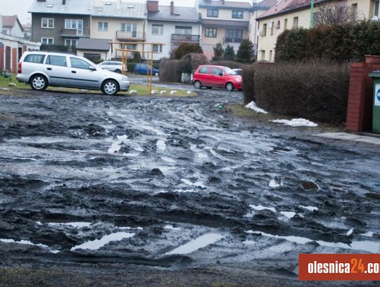 Mieszkańcy Stolarskiej w Oleśnicy grzęzną w błocie. Proszą o pomoc radnego opozycji 