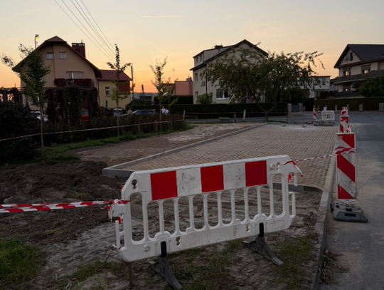 Mieszkaniec Oleśnicy: "Miasto zabiera dzieciom ostatni skwer na parkingi"