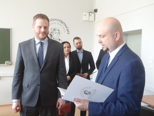 Minister na otwarciu klasy informatycznej w LO Syców 