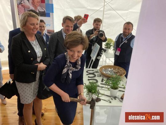 Minister odwiedziła stoisko kowali z OHP Oleśnica