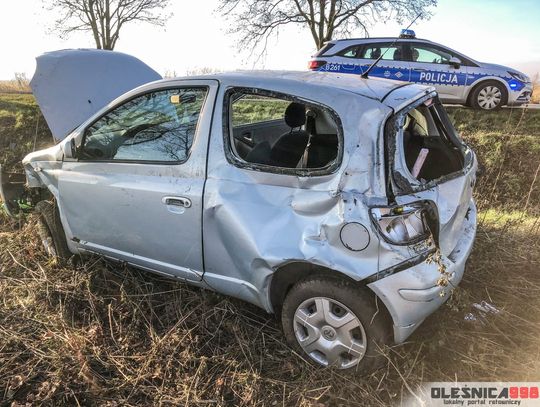 Młoda kobieta wpadła toyotą do rowu. Przyleciało po nią LPR