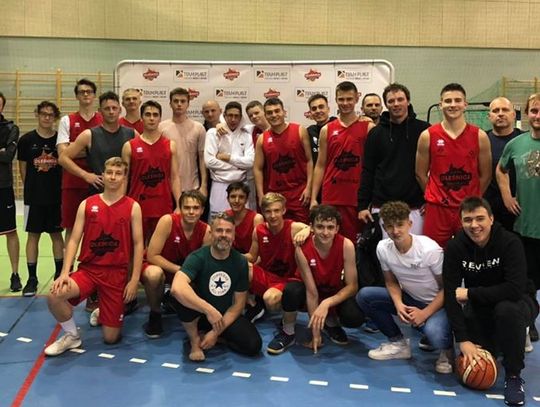 Młodsi na starszych - Team-Plast Koszykarski Klub Oleśnica