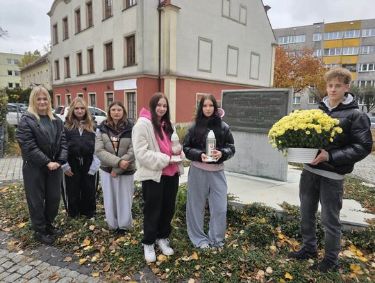 Młodzież zapaliła znicze pod pomnikiem Cieszyńskiego