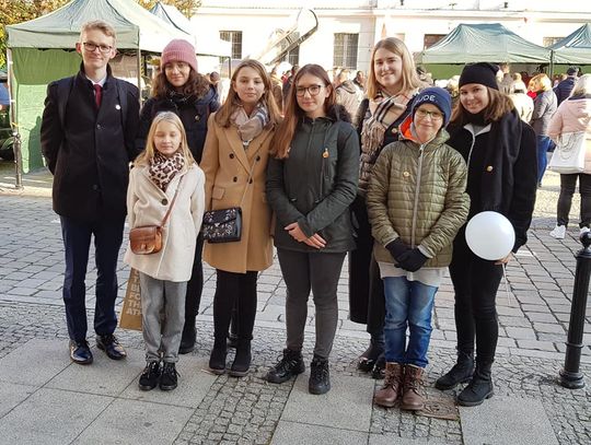 Młodzieżowi radni z Oleśnicy rozdawali kotyliony