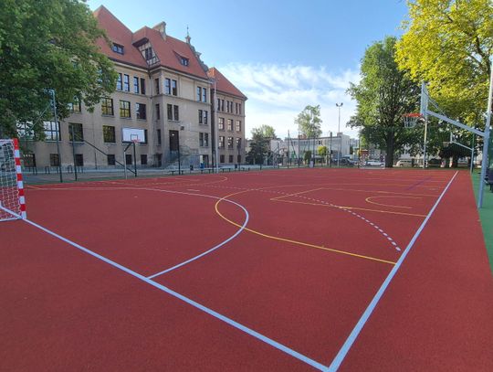 Modernizacja szkół i przedszkoli w powiecie oleśnickim. Nowe boiska, termomodernizacje i poprawa infrastruktury