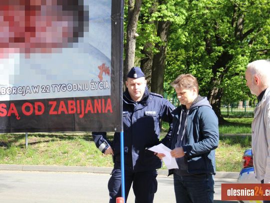 Modlą się pod szpitalem w Oleśnicy