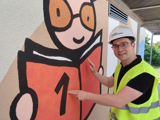 Na elewacji szkoły powstaje mural
