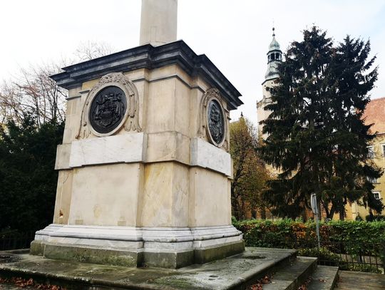 Na kolumnie Złotych Godów odtworzono drugi medalion