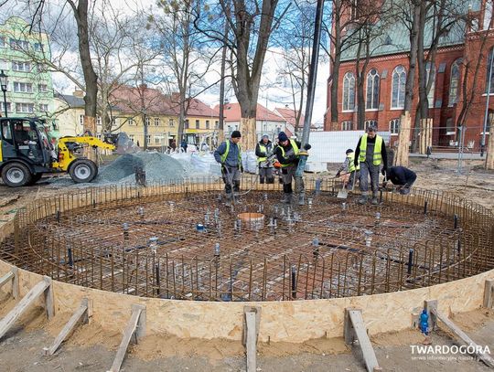 Na placu Piastów w Twardogórze prace postępują