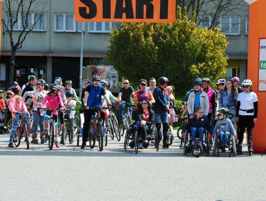 Na rolkach, hulajnogach i rowerach pojechali przez Oleśnicę dla Wojtka
