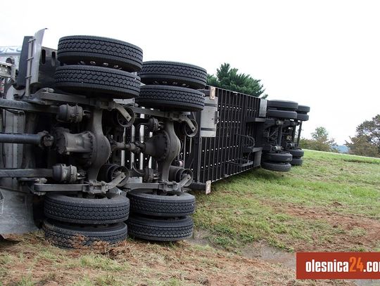 Na S8 przewrócił się tir