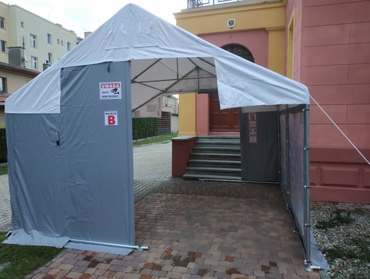 Namiot przed Urzędem Gminy Oleśnica