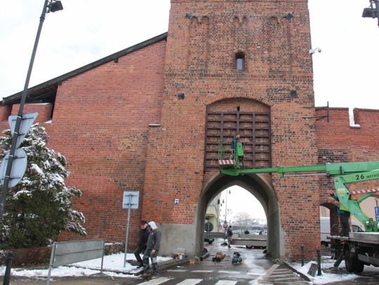 NASZ NEWS: Montują bronę na Bramie Wrocławskiej w Oleśnicy