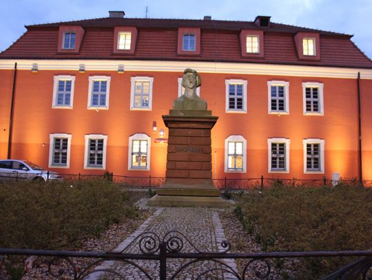 NASZ NEWS: Podświetlili Szkołę Muzyczną w Oleśnicy. Czekaliśmy dwa lata... 