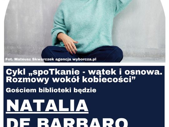 Natalia de Barbaro w bibliotece. O kobiecości, relacjach i drodze do siebie
