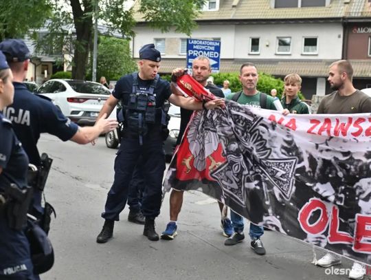 Nie było rac, kibice stali spokojnie. Nagle wkroczyła policja... (WIDEO)