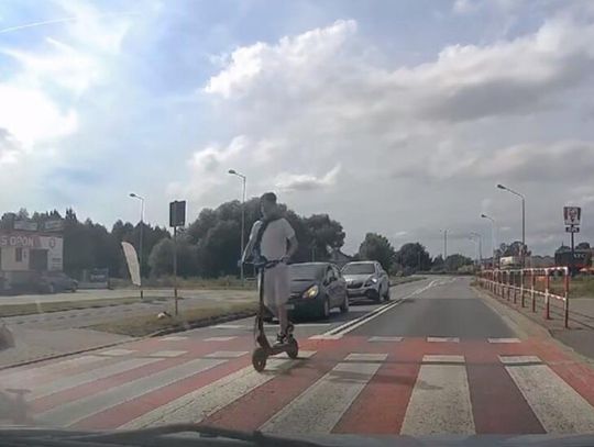 Niebezpieczna sytuacja na przejściu w Oleśnicy. Hulajnoga przejechała tuż przed pieszym