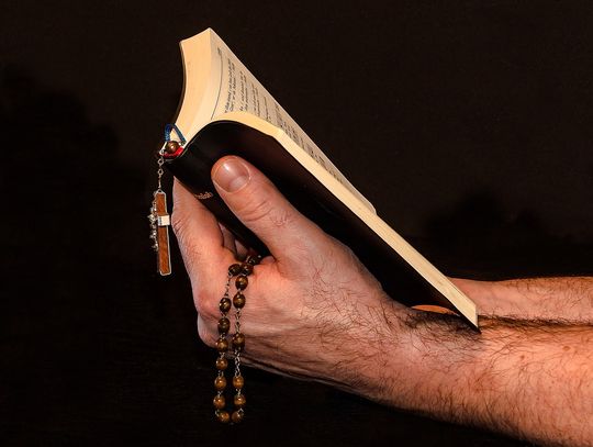 „Niech piękno tych rzeczy pociąga” – wystawa kolekcji księdza Tadeusza Farysia