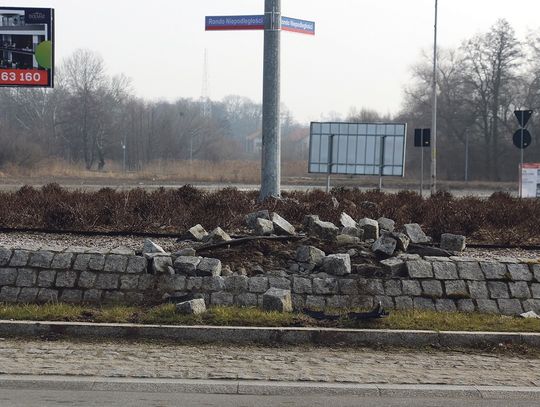 Nieostrożność czy głupota? Tak niszczą Rondo Niepodległości w Oleśnicy