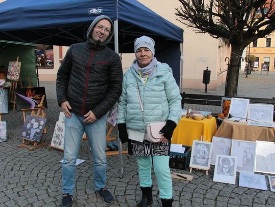 Niewiele stoisk, nieliczni klienci na Rynku w Oleśnicy 
