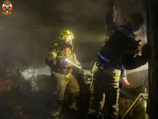 Nocny pożar pustostanu we Wszechświętem