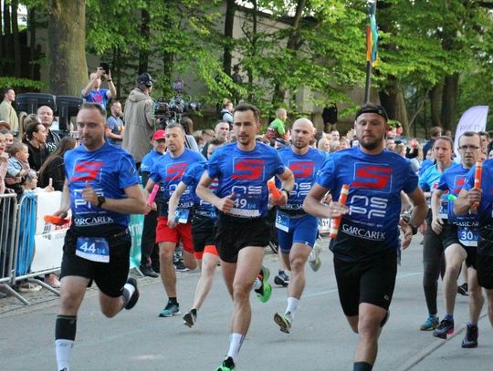 Nocny Sztafetowy Półmaraton Firmowy w Oleśnicy na piątkę (FOTORELACJA)