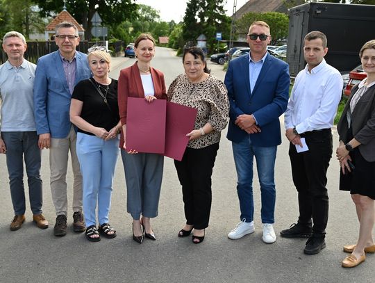 Nowa droga w Ostrowinie gotowa. Powiat dostał kolejne miliony na inwestycje