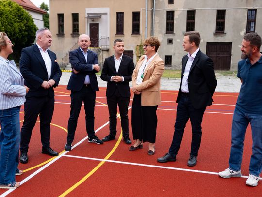 Nowe boiska i bieżnia przy szkołach w Oleśnicy. Wicemarszałek przyjechał zobaczyć inwestycję za 2,5 mln zł