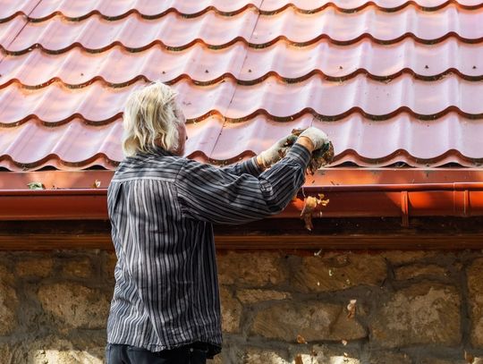 Nowoczesne rozwiązania w systemach odprowadzania wody – jak wybrać najlepsze rynny dachowe?