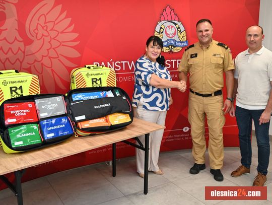 Nowoczesny sprzęt dla strażaków. Powiat przekazał specjalistyczne plecaki ratownicze