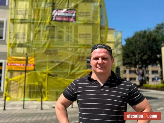 Nowy mural powstaje w Oleśnicy! Artysta już pracuje. To będzie podróż w czasie