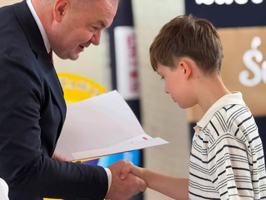 Nowy rok szkolny w SP nr 8 w Oleśnicy. Stypendia dla najlepszych uczniów