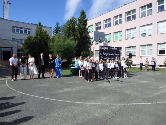 Inauguracja roku w Zespole Szkolno-Przedszkolnym nr 1. Uczniowie otrzymali Stypendia Burmistrza
