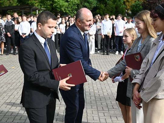 Powitanie roku szkolnego w ZSZ w Oleśnicy. Najzdolniejsi uczniowie otrzymali Stypendia Starosty