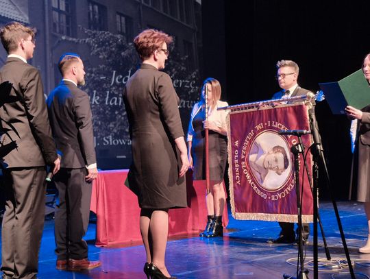 Nowy sztandar i gala na 80-lecie I LO w Oleśnicy Nowy sztandar i gala na 80-lecie I LO w Oleśnicy