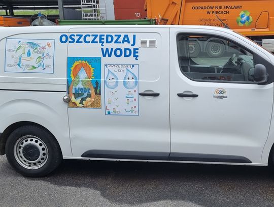 Okleili auto rysunkami dzieci