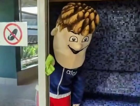 Olek Atolek pracuje na basenie (ROLKA)