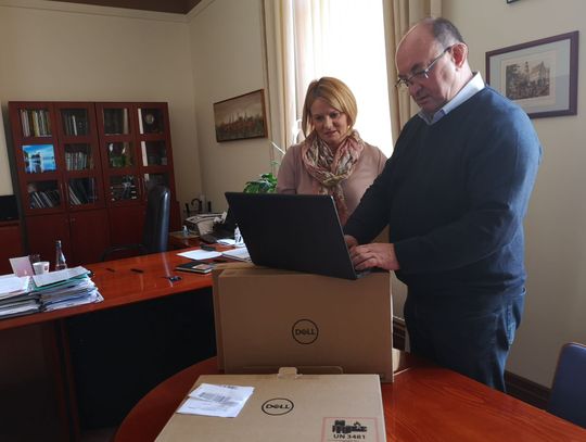 Oleśnica dostała od rządu 28 laptopów