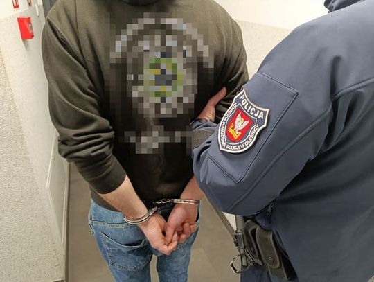 Oleśniccy kryminalni zatrzymali 28-latka, który niszczył i okradał automaty ze zniczami