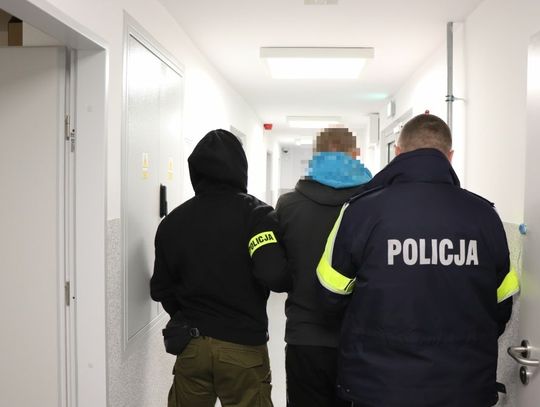 Oleśniccy policjanci zatrzymali trzech mężczyzn, którzy kradli meble prosto z fabryki