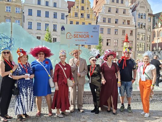 Oleśniccy seniorzy na Marszu Kapeluszy we Wrocławiu