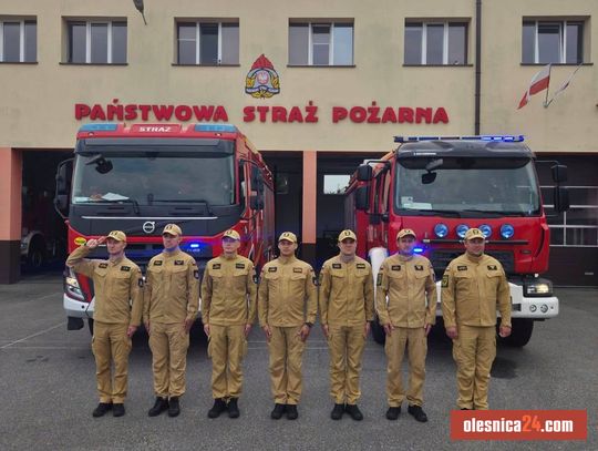 Oleśniccy strażacy uczcili bohaterów Powstania Warszawskiego. Zapłonęły znicze