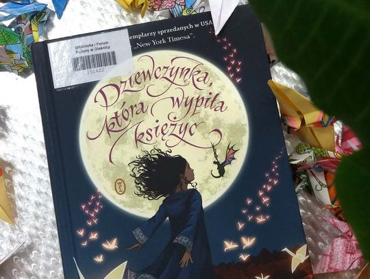 Oleśnicka Biblioteka Publiczna poleca książkę na weekend: „Dziewczynka, która wypiła księżyc” 